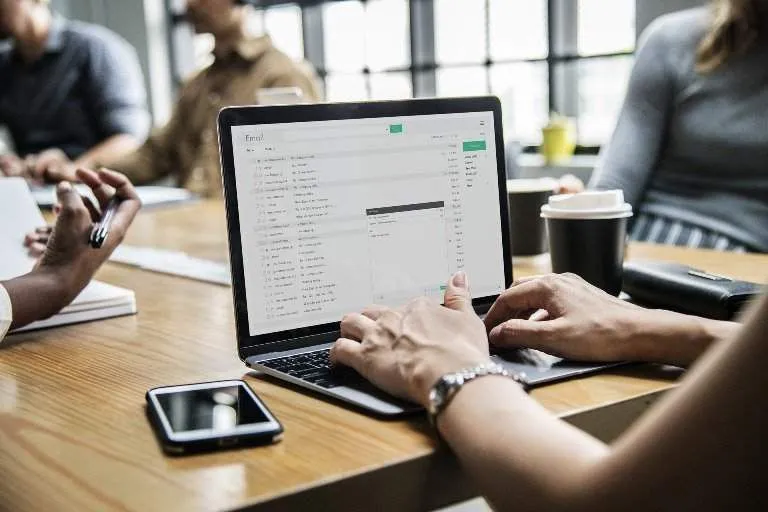 Cách đồng bộ hóa danh bạ Outlook với Android, iPhone, Gmail và hơn thế nữa 6 Cách đồng bộ hóa danh bạ Outlook với Android, iPhone, Gmail và hơn thế nữa