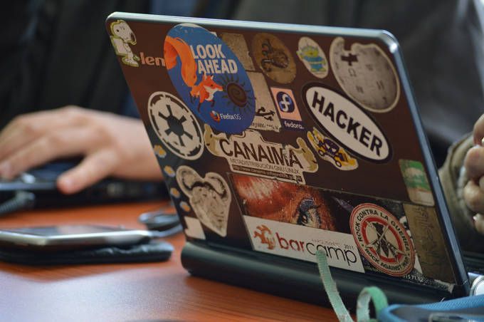 Xác định Hacking mũ màu đen, trắng và xám 2 Xác định Hacking mũ màu đen, trắng và xám