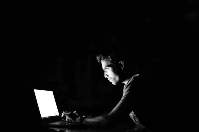Xác định Hacking mũ màu đen, trắng và xám 4 Xác định Hacking mũ màu đen, trắng và xám
