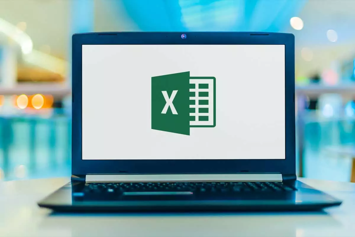 Máy tính xách tay hiển thị logo của Microsoft Excel - Help Desk Geek Cách tính tổng nhiều trang tính trong Excel hình 1