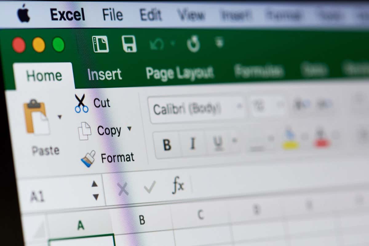Menu Microsoft excel - Bộ phận trợ giúp Geek Ảnh minh họa ứng dụng Microsoft Excel đang mở trên máy tính với tab Trang chủ được chọn.