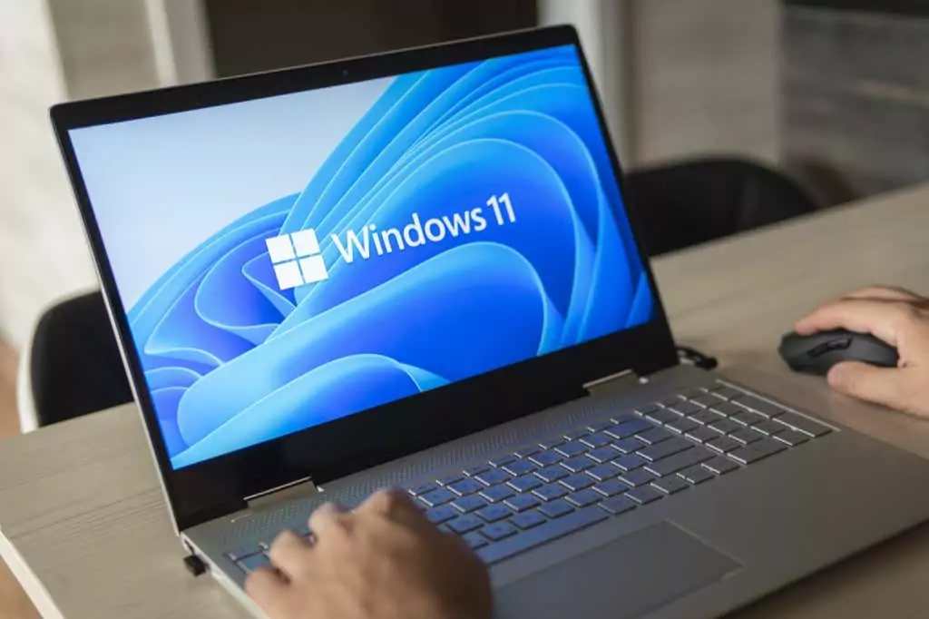 Logo Windows 11 trên màn hình laptop. Bản cập nhật hệ điều hành mới của Microsoft - Help Desk Geek Cách nhận Windows 11 miễn phí hình 2