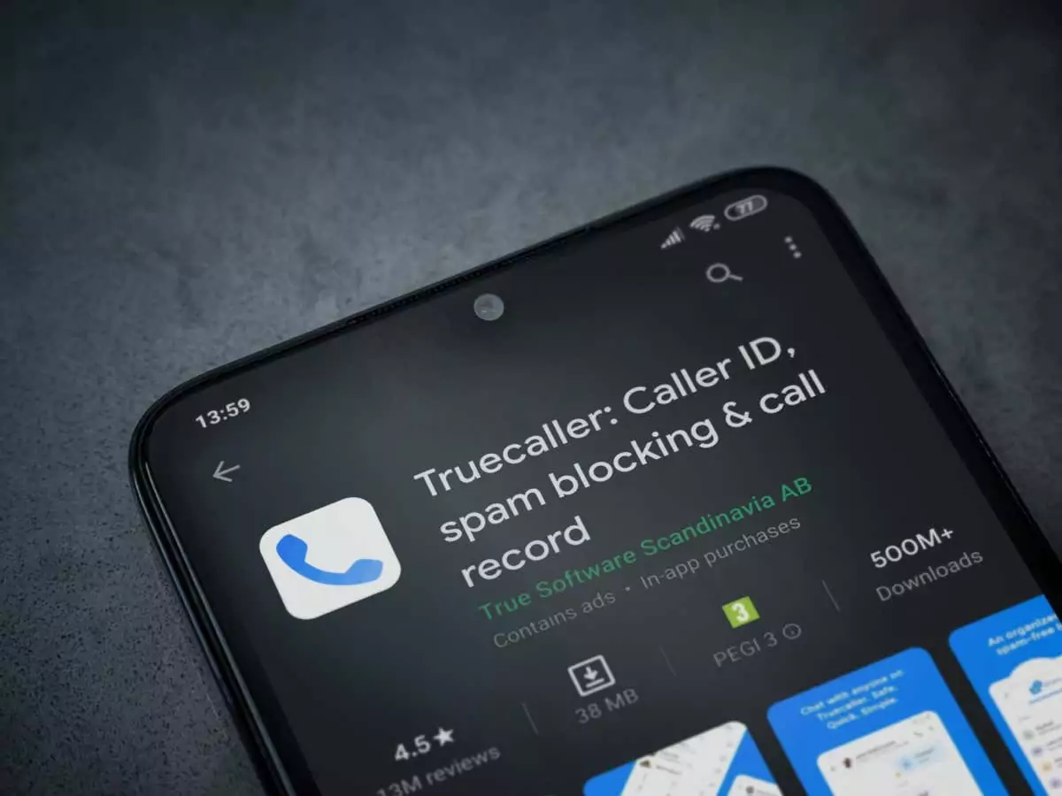Trang cửa hàng chơi ứng dụng Truecaller trên màn hình điện thoại thông minh di động màu đen trên nền đá cẩm thạch sẫm màu - Mẹo kỹ thuật trực tuyến Trang Truecaller trong cửa hàng ứng dụng
