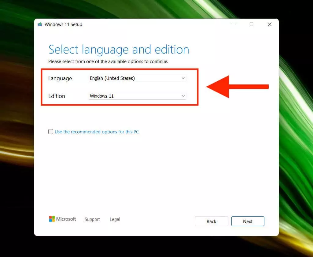 04-Chọn-Ngôn ngữ và Phiên bản - Help Desk Geek Cách cài đặt Windows 11 bằng ổ USB có khả năng khởi động image 5