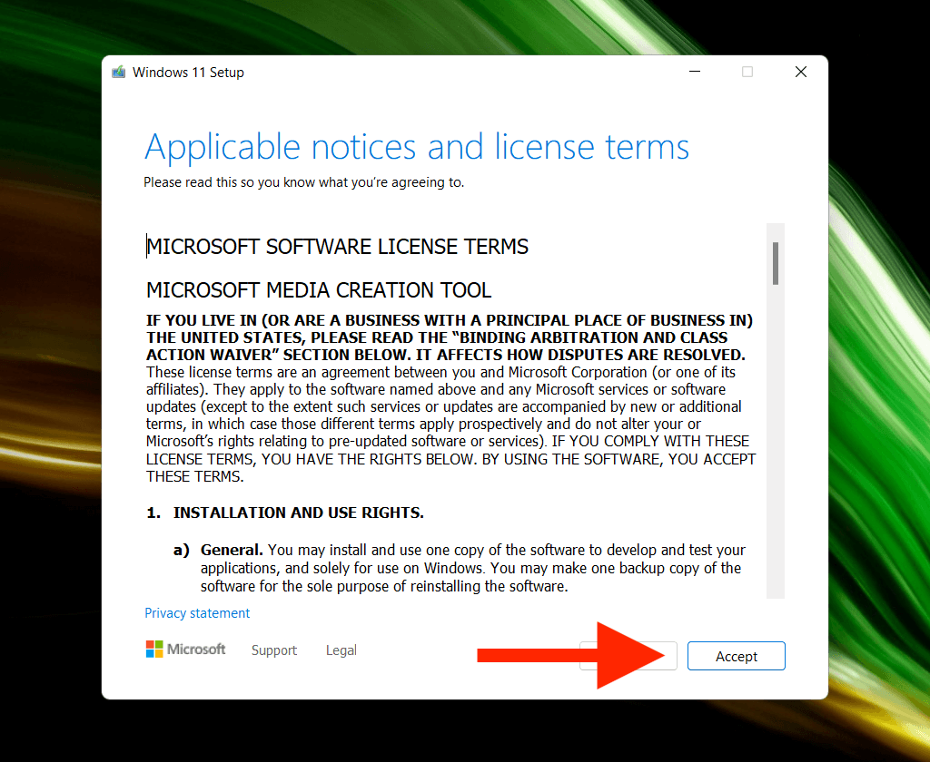03-Chấp nhận-Điều khoản cấp phép - Help Desk Geek Cách cài đặt Windows 11 bằng ổ USB có khả năng khởi động image 4