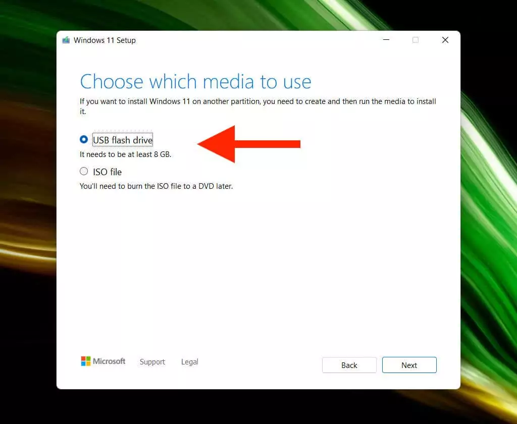 05-Select-Media-Type - Bộ phận trợ giúp Geek Cách cài đặt Windows 11 bằng ổ USB có khả năng khởi động image 6