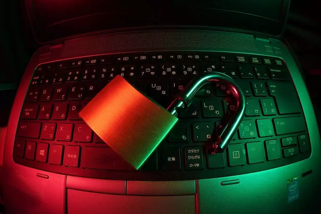 ott-6-cybersecurity-tips-for-digits-nomads-3-nén - Mẹo công nghệ trực tuyến Bảo mật thiết bị và tài khoản trực tuyến của bạn