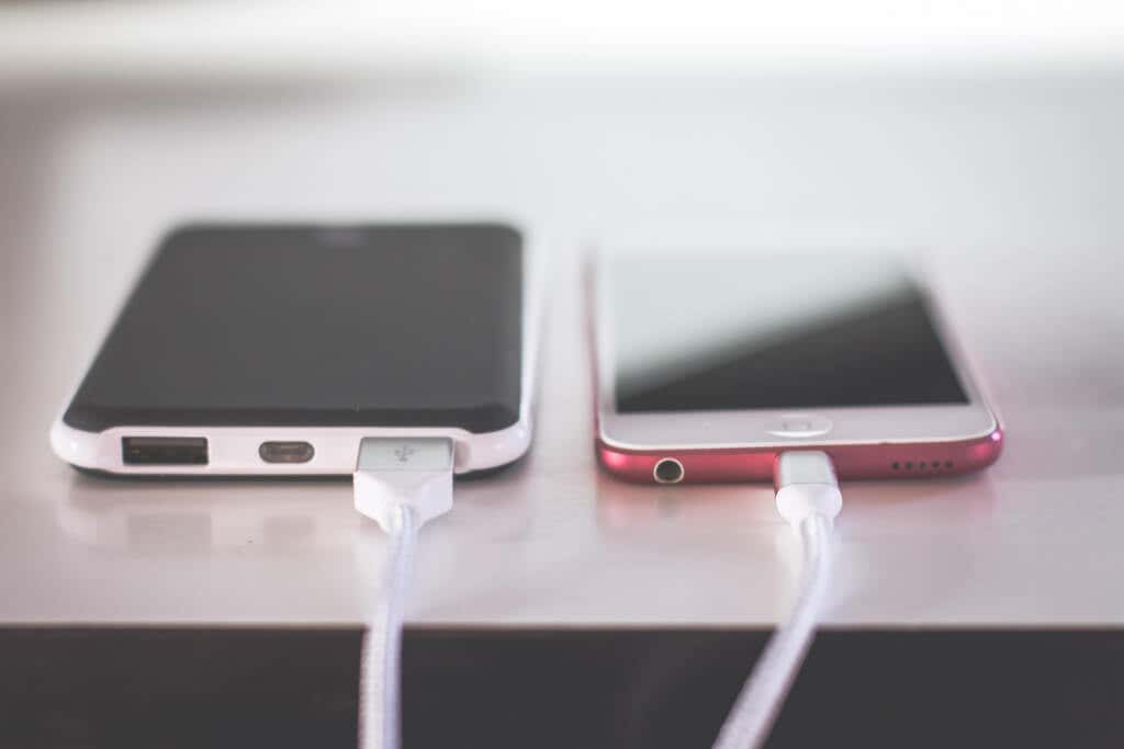 03-Sạc Điện Thoại - Online Tech Tips Sạc điện thoại qua đêm có làm giảm pin không? hình ảnh