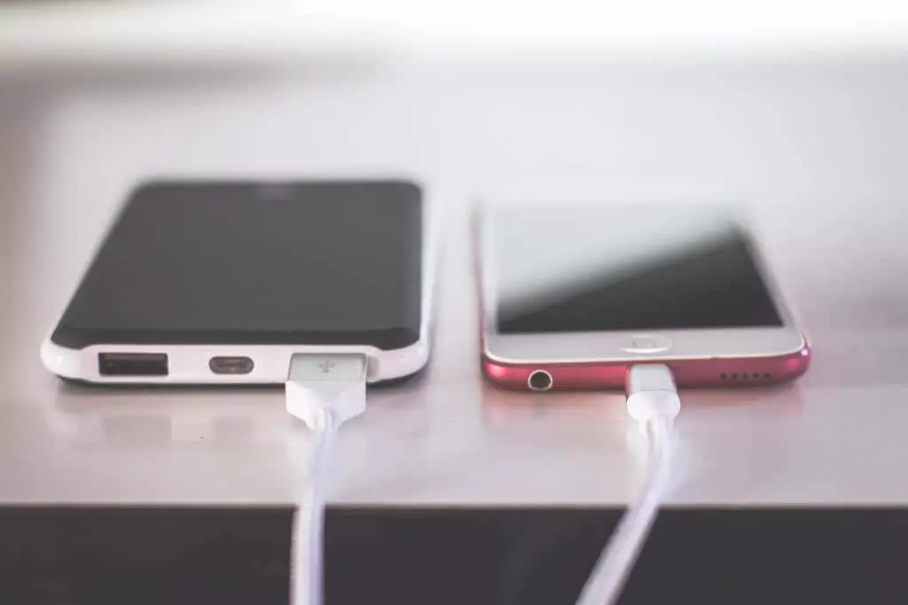 03-Sạc Điện Thoại - Online Tech Tips Sạc điện thoại qua đêm có làm giảm pin không? hình ảnh