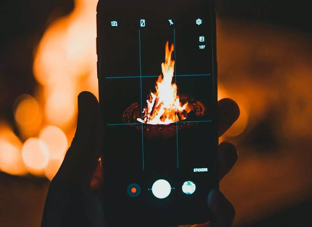 02-Phone-Fire - Mẹo Kỹ Thuật Trực Tuyến Sạc điện thoại qua đêm có gây cháy không? hình ảnh