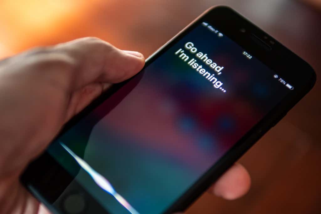 Bangkok, Thái Lan - ngày 30 tháng 7 năm 2019 : Siri, trợ lý kỹ thuật số kích hoạt bằng giọng nói của Apple, yêu cầu người dùng iPhone hỏi cô ấy bằng cách hiển thị văn bản "Nói tiếp đi, tôi đang nghe đây" trên màn hình. - Mẹo công nghệ trực tuyến 20 thủ thuật Siri hài hước mà bạn phải thử