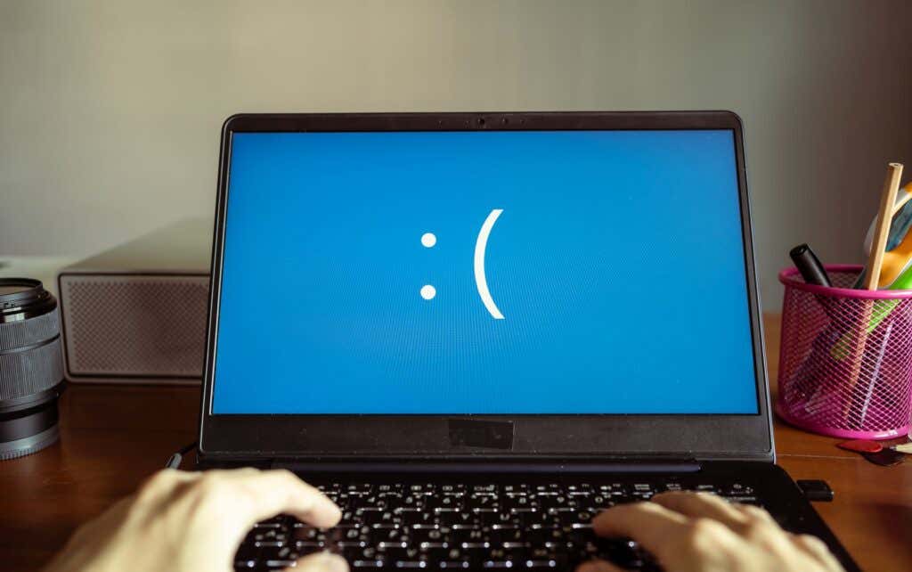 Máy tính xách tay hiển thị màn hình với màn hình xanh khi có - Help Desk Geek 8 cách giải quyết lỗi Windows 0x80004005 ảnh 1