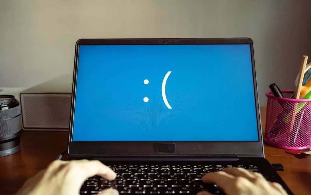 Máy tính xách tay hiển thị màn hình với màn hình xanh khi có - Help Desk Geek Cách khắc phục mã lỗi Windows 0xc0000001 hình 1