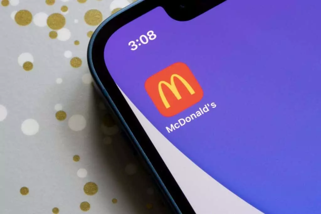 Portland, OR, Hoa Kỳ - Ngày 2 tháng 11 năm 2022: Biểu tượng ứng dụng McDonald's xuất hiện trên - Mẹo Công nghệ Trực tuyến 9 Cách Khắc Phục Khi Ứng Dụng McDonald's Không Hoạt Động