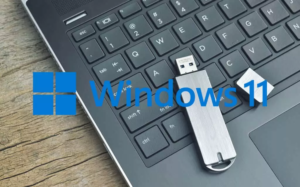 Nổi bật-Cách cài đặt-Windows-11-Sử dụng-ổ đĩa USB có khả năng khởi động - Help Desk Geek Cách cài đặt Windows 11 bằng ổ USB có khả năng khởi động image 1
