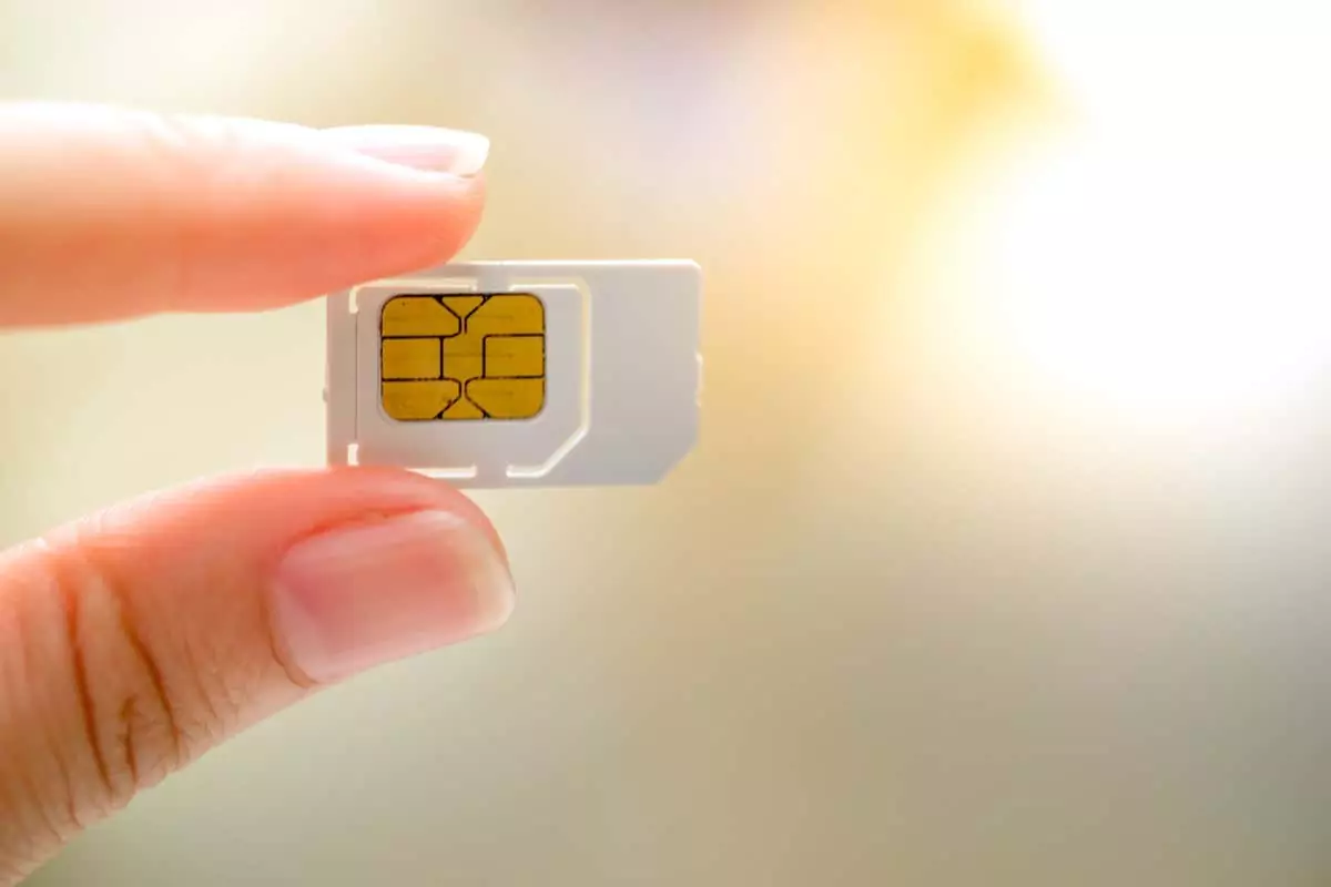 Tay cầm chiếc sim màu trắng. - Mẹo công nghệ trực tuyến Cách đặt lại hình ảnh thẻ SIM
