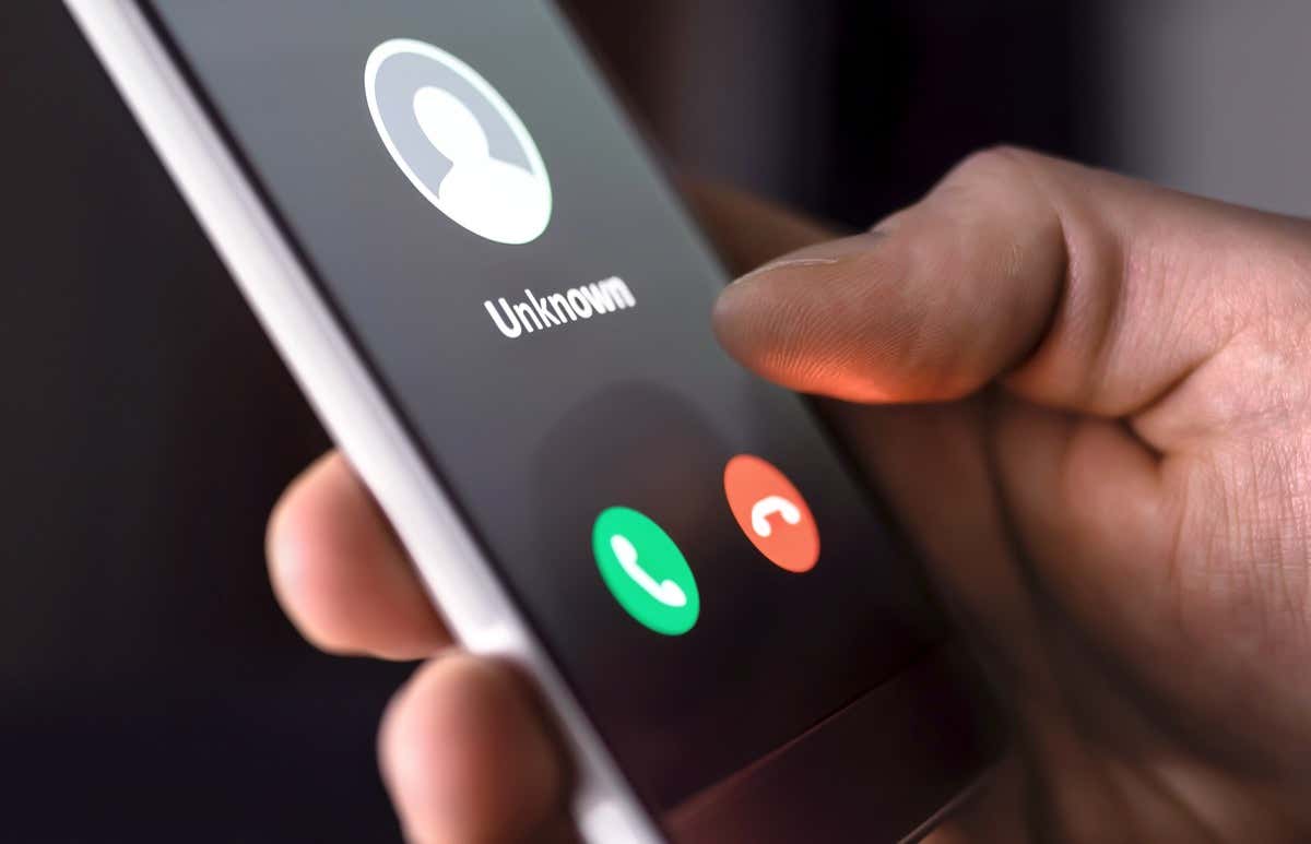 Cuộc gọi từ số lạ vào đêm khuya. Lừa đảo, gian lận hoặc lừa đảo với khái niệm điện thoại thông minh. Người gọi đùa, kẻ lừa đảo hoặc người lạ. Người đàn ông trả lời cuộc gọi đến. Người lừa đảo với danh tính giả. - Mẹo công nghệ trực tuyến Một người cầm điện thoại hiển thị và có cuộc gọi đến từ một số lạ.