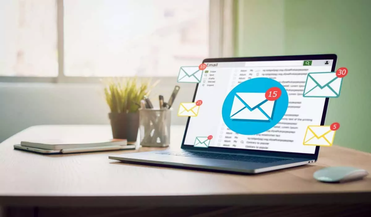 Thông báo email mới trên máy tính xách tay, tin nhắn kết nối liên lạc tới các bức thư toàn cầu tại nơi làm việc. - Mẹo công nghệ trực tuyến Cách đính kèm thư mục vào hình ảnh email