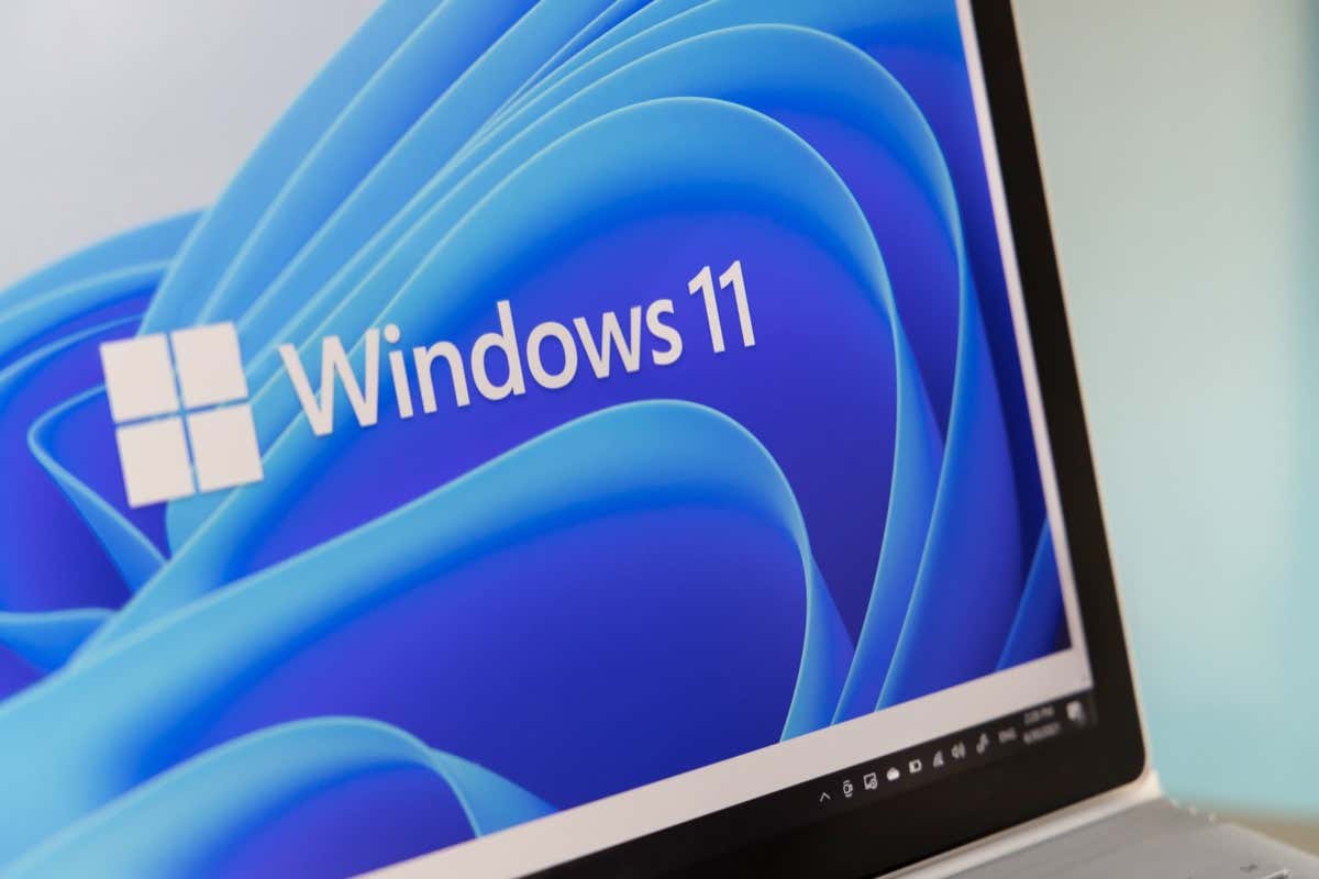 BANGKOK, THÁI LAN-NGÀY 18 THÁNG 6: Xem Logo Microsoft Windows 11 mới trên màn hình máy tính vào ngày 28 tháng 6 năm 2021 - Help Desk Geek Cách giải quyết