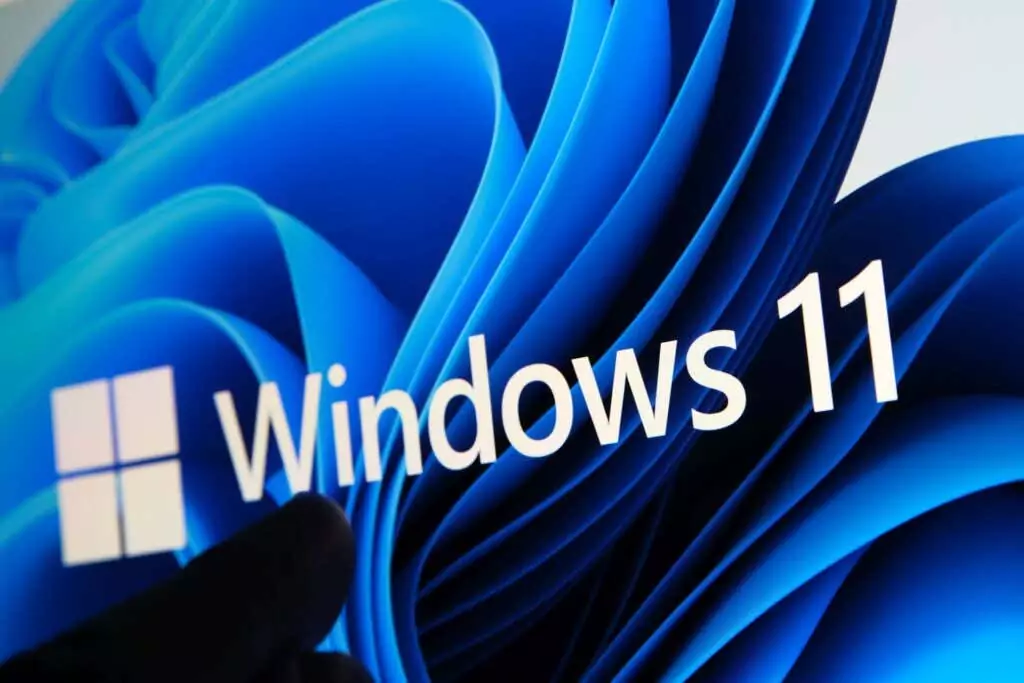 Logo Windows 11 nhìn thấy trên màn hình máy tính bảng và người dùng chỉ vào a - Help Desk Geek Cách giải quyết “Lỗi mở tệp để ghi” Hình ảnh lỗi Windows 1