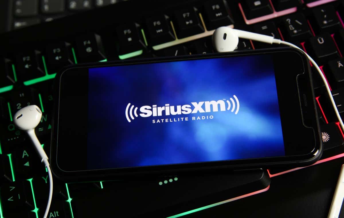 Viersen, Đức - Ngày 9 tháng 1 năm 2021: Cận cảnh màn hình smartphone có logo chữ radio vệ tinh dịch vụ phát nhạc trực tuyến siriusxm trên bàn phím máy tính - Thủ thuật công nghệ trực tuyến Cách hủy hình ảnh đăng ký SiriusXM của bạn