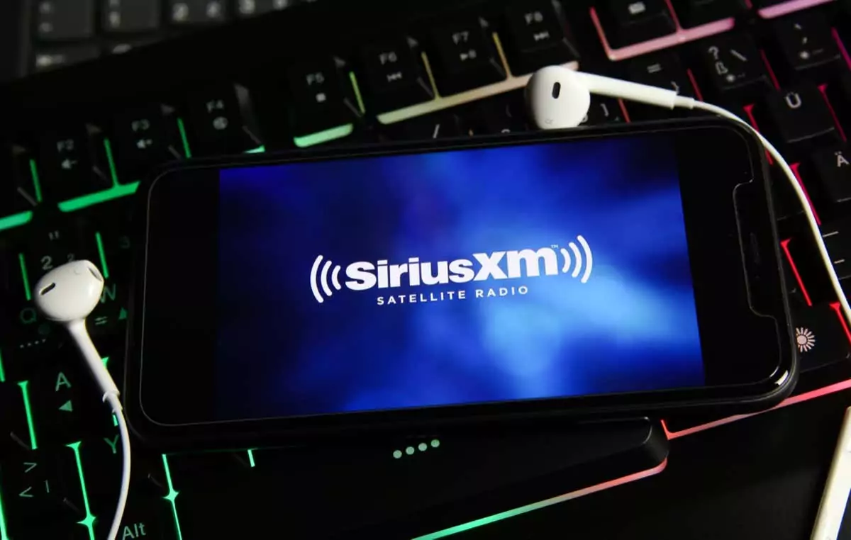 Viersen, Đức - Ngày 9 tháng 1 năm 2021: Cận cảnh màn hình smartphone có logo chữ radio vệ tinh dịch vụ phát nhạc trực tuyến siriusxm trên bàn phím máy tính - Thủ thuật công nghệ trực tuyến Cách hủy hình ảnh đăng ký SiriusXM của bạn