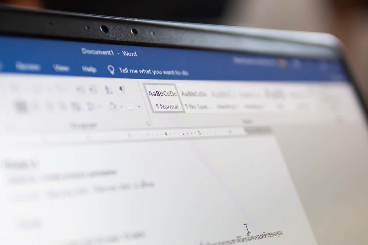 Bangkok, Thái Lan - 22/08/2019 : Microsoft Word, bộ xử lý văn bản do Microsoft phát triển, trên màn hình máy tính. - Bàn trợ giúp Geek Cách thay đổi khoảng cách giữa chữ và văn bản trong Microsoft Word hình 1