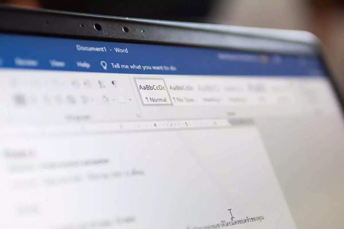 Bangkok, Thái Lan - 22/08/2019 : Microsoft Word, bộ xử lý văn bản do Microsoft phát triển, trên màn hình máy tính. - Bàn trợ giúp Geek Cách thay đổi khoảng cách giữa chữ và văn bản trong Microsoft Word hình 1