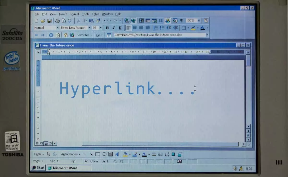 cách thêm siêu liên kết trong microsoft-word-1 được nén - Help Desk Geek Cách thêm siêu liên kết trong Microsoft Word hình 1