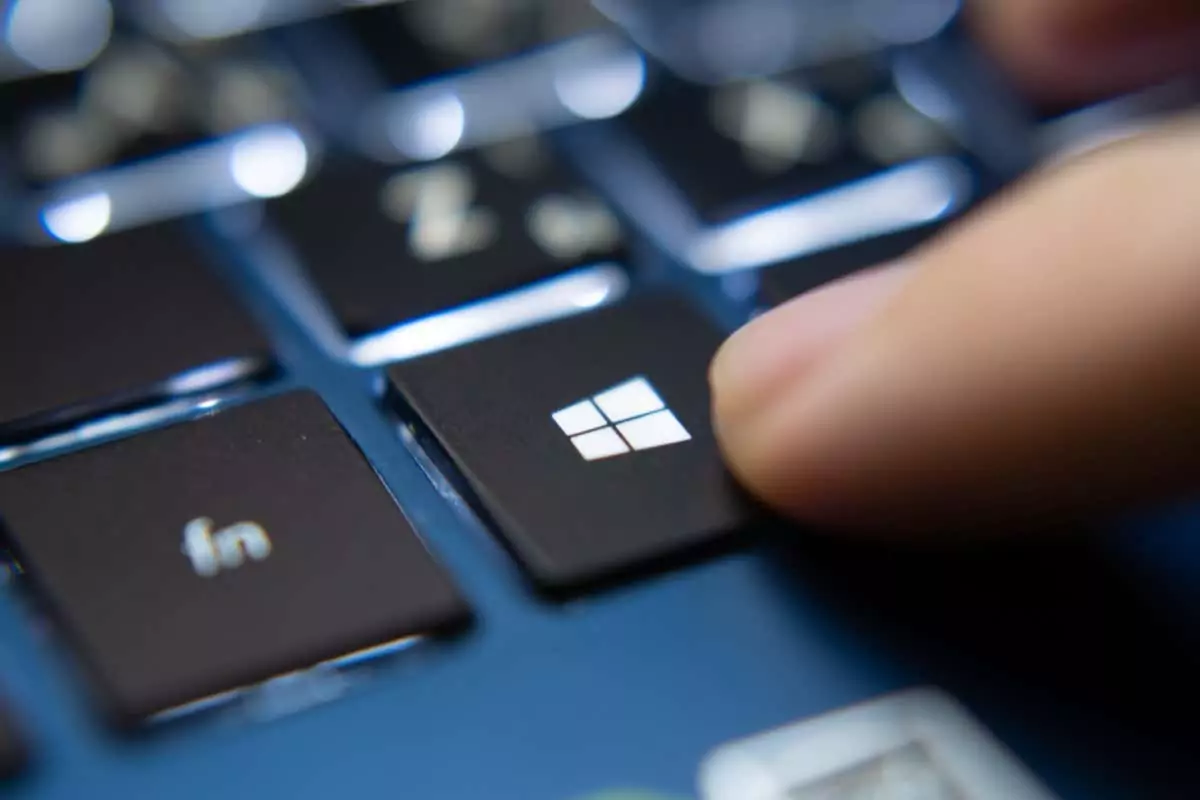 Bangkok Thái Lan - Ngày 13 tháng 7 năm 2019 Người dùng máy tính xách tay nhấn phím Windows trên bàn phím Microsoft Windows - Help Desk Geek Cách xem hoặc hiển thị kích thước thư mục trong Windows image 1