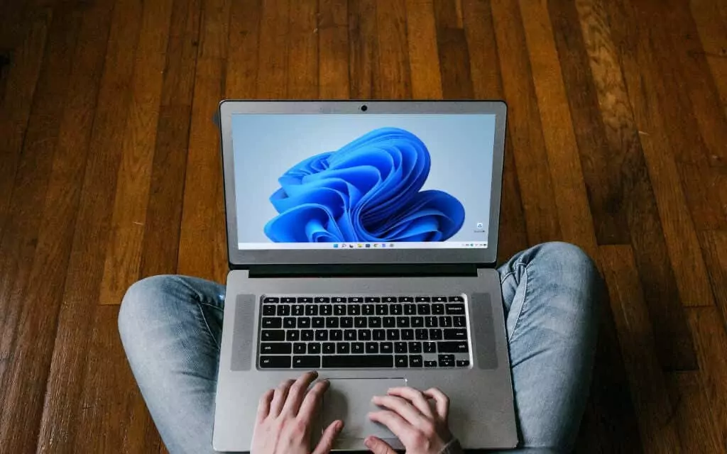 Nổi bật-Cách-Xem-Màn hình của bạn-trên-Windows-11 nhanh chóng - Help Desk Geek Cách xem nhanh màn hình nền trên Windows 11 hình 1