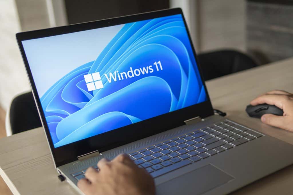 Logo Windows 11 trên màn hình laptop. Bản cập nhật hệ điều hành mới của Microsoft - Help Desk Geek Làm thế nào để mở File Explorer trên Windows 11 hình ảnh 1