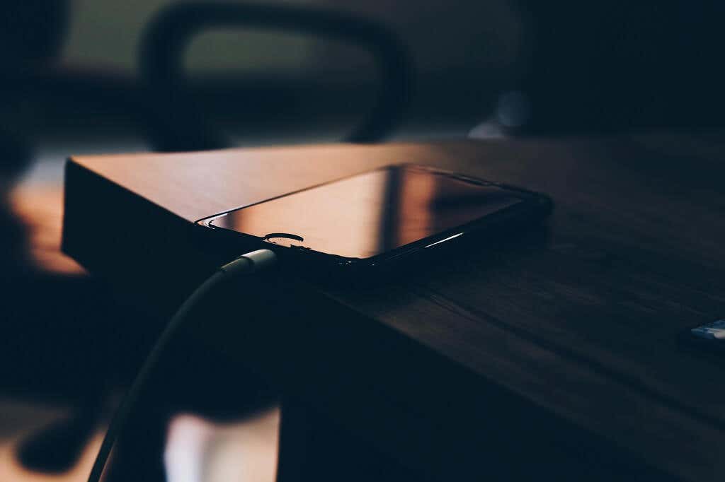 01-Sạc Qua Đêm - Online Tech Tips Sạc điện thoại qua đêm có phải là một ý tưởng tồi? hình ảnh