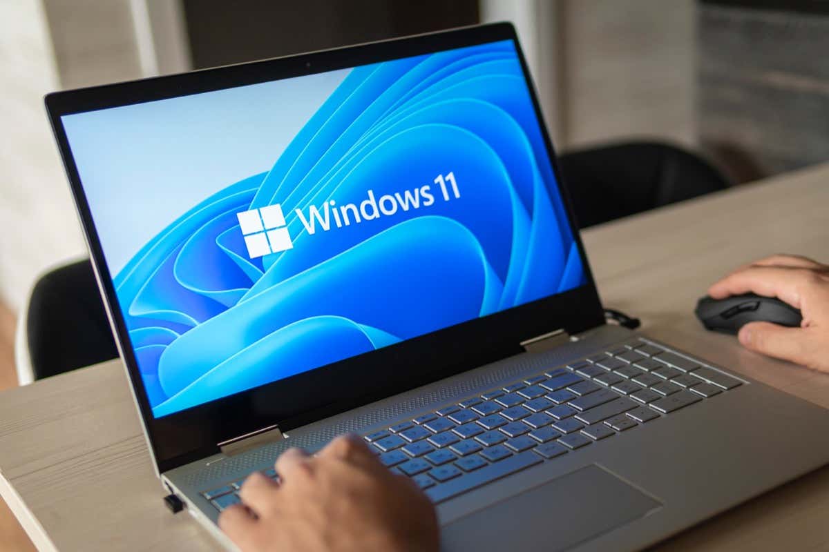 Logo Windows 11 trên màn hình laptop. Bản cập nhật hệ điều hành mới của Microsoft - Help Desk Geek Settings Ứng dụng sẽ không mở trong Windows 11? Hãy thử 7 cách khắc phục này ảnh 1