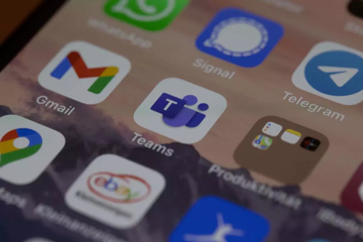 microsoft-teams-chat-messages-not-showing-try-these-4-fixes-1-nén - Help Desk Geek Biểu tượng ứng dụng Microsoft Teams trên điện thoại thông minh