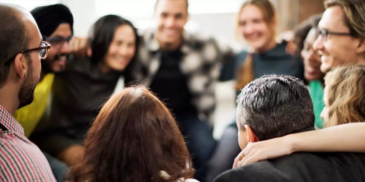 Khái niệm hạnh phúc cùng nhau trò chuyện nhóm Huddle Harmony - Mẹo công nghệ trực tuyến Trò chuyện nhóm trên Slack là gì và cách sử dụng hình ảnh này