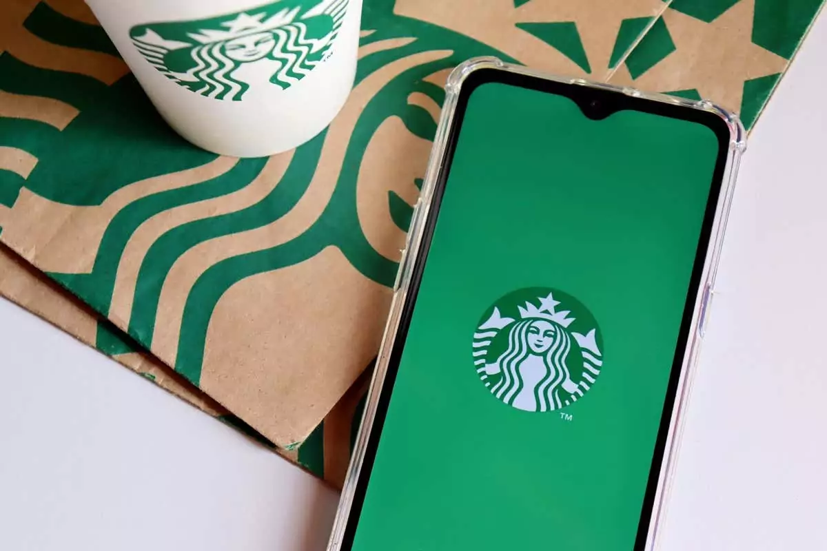 Bahia, Brazil - Ngày 30 tháng 9 năm 2020. Cốc Starbucks, túi mua hàng và ứng dụng Starbucks trên màn hình điện thoại thông minh. - Mẹo công nghệ trực tuyến Ứng dụng Starbucks không hoạt động? Hình ảnh 9 Cách Khắc Phục