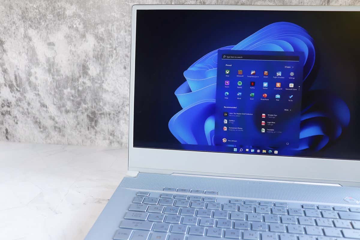 Microsoft Windows 11 mới trên màn hình máy tính : Chiang Mai, Thái Lan Ngày 18 tháng 7 năm 2021 - Help Desk Geek Ứng dụng lịch bị lỗi trên Windows? Đây là cách khắc phục hình ảnh 1