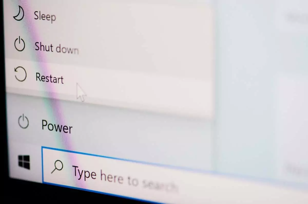 Nút khởi động lại trên menu hệ điều hành windows - Help Desk Geek 10 cách tắt và khởi động lại PC Windows 11 image 1