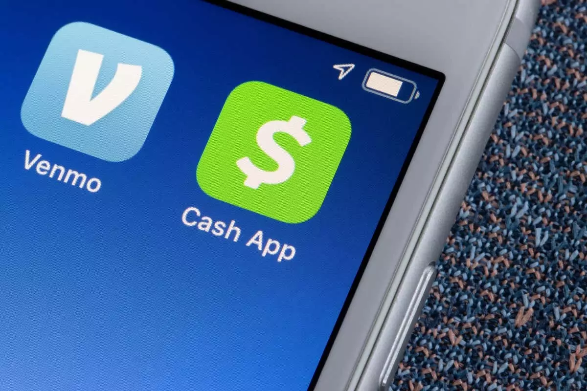 Portland, OR, Hoa Kỳ - Ngày 5 tháng 3 năm 2021: Ứng dụng Venmo so với Ứng dụng tiền mặt trên màn hình iPhone. Venmo tập trung vào việc gửi và nhận tiền, trong khi Ứng dụng tiền mặt có tính linh hoạt cao hơn được đóng gói trong một nền tảng. - Mẹo công nghệ trực tuyến Xóa lịch sử giao dịch của ứng dụng tiền mặt: Tất cả những gì bạn cần biết