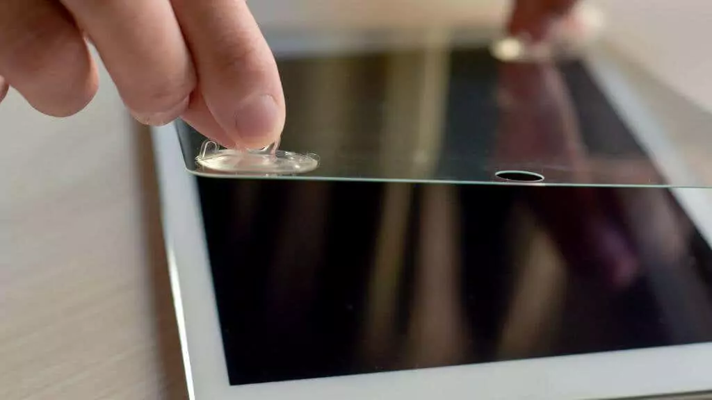 is-your-phone-máy ảnh-blurry-thử-này-14-fixes-4-nén - Mẹo kỹ thuật trực tuyến Lấy màng bảo vệ hoặc miếng bảo vệ màn hình Off hình ảnh