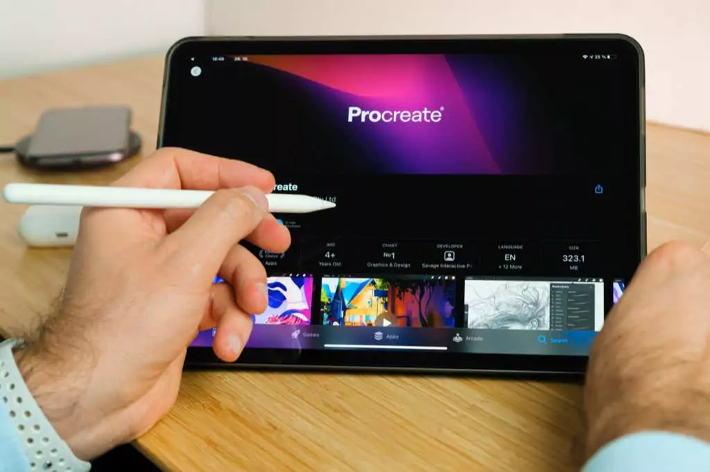 Procreate được sử dụng với Apple Pencil trên máy tính bảng iPad Pro. Người đàn ông sử dụng ứng dụng trên máy tính bảng. Tháng 12 năm 2020, San Francisco, Hoa Kỳ. - Mẹo công nghệ trực tuyến Mẹo sử dụng hình ảnh Opacity