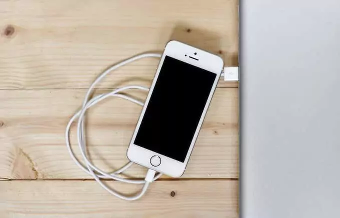 7-Phone-Sạc-1 - Mẹo Kỹ Thuật Trực Tuyến Những nguyên nhân khiến điện thoại của bạn quá nóng ảnh 7