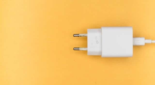 02-sạc-adapter - Online Tech Tips Hình ảnh Phụ kiện sạc không tương thích hoặc bị lỗi