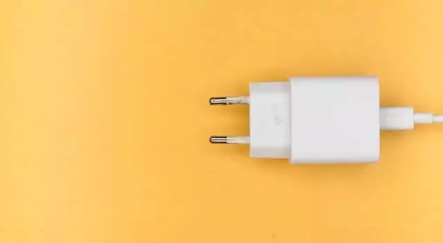 02-sạc-adapter - Online Tech Tips Hình ảnh Phụ kiện sạc không tương thích hoặc bị lỗi