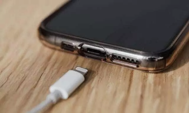 05-cáp sạc iphone - Mẹo vặt công nghệ trực tuyến Sự cố với hình ảnh Cổng sạc của bạn