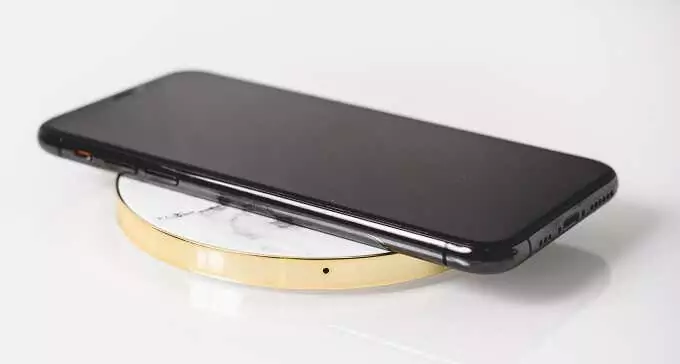 04-iphone-sạc không dây - Online Tech Tips Bạn đang sử dụng hình ảnh Bộ sạc không dây