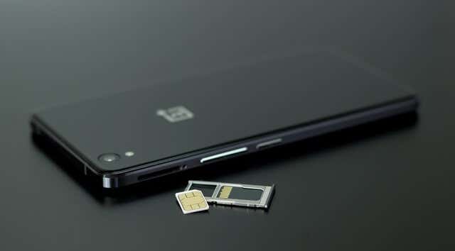 02-sim-card - Thủ Thuật Kỹ Thuật Trực Tuyến Thẻ SIM trên bàn cạnh điện thoại