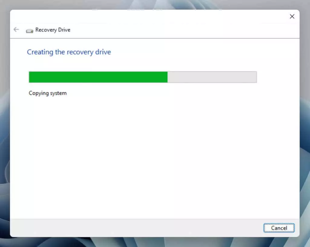 07-Đợi - Help Desk Geek Cách tạo và sử dụng image 8 USB Recovery Windows 11