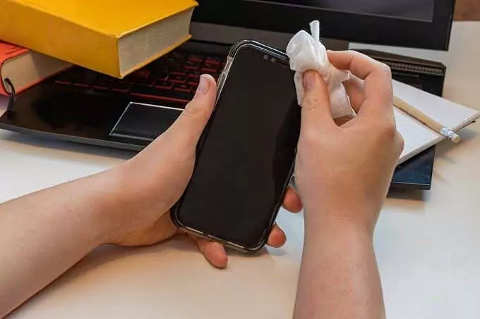 Wipe-Phone - Mẹo công nghệ trực tuyến Cách vệ sinh điện thoại thông minh hoặc máy tính bảng của bạn image